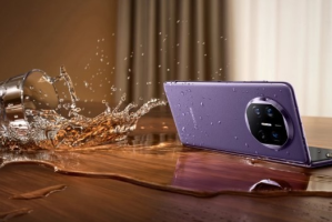 明星陈赫展示华为Mate X5：明星中的新一代手机宠儿